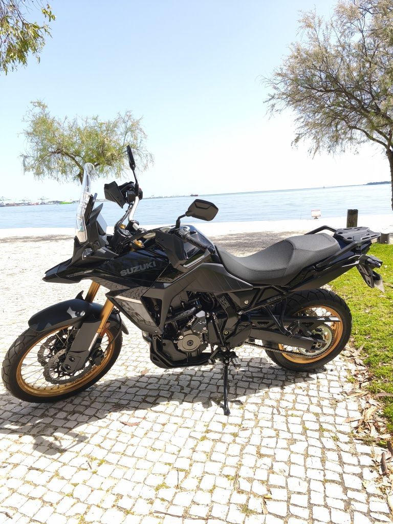 Vstrom 800DE 2023, com apenas 2.400km,estudo troca, por carro familiar