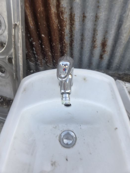 Conjunto de casa de banho bidé, sanita e lavatório