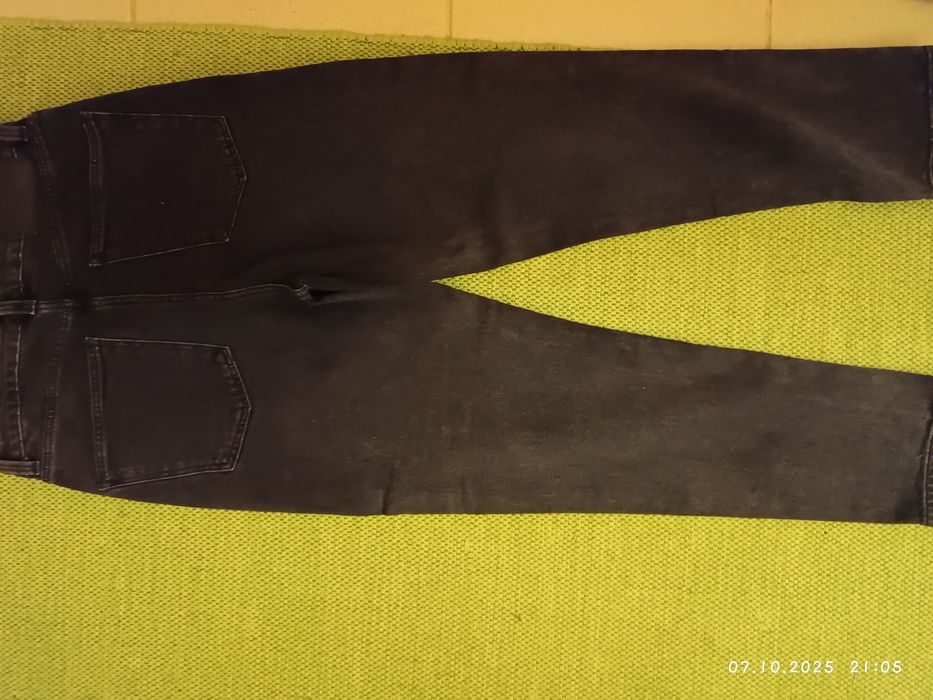 Calça de ganga preta feminina.