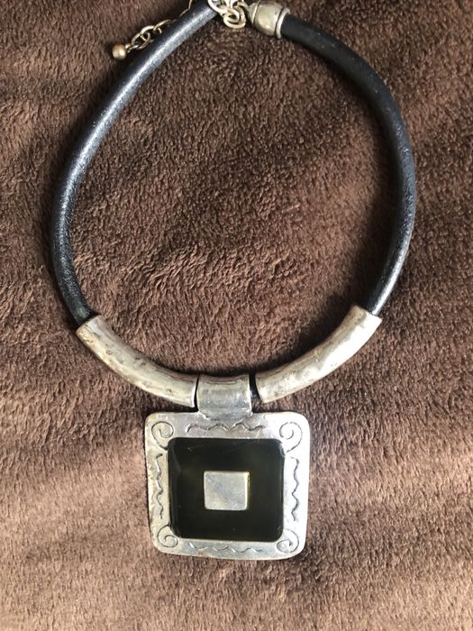 Naszyjnik srebtno czarny