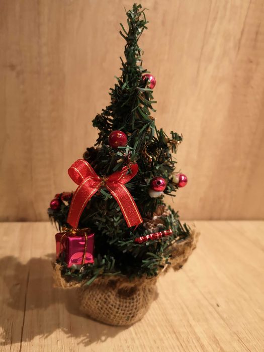 Choinka sztuczna zielona z ozdobami 21 cm - Poznań