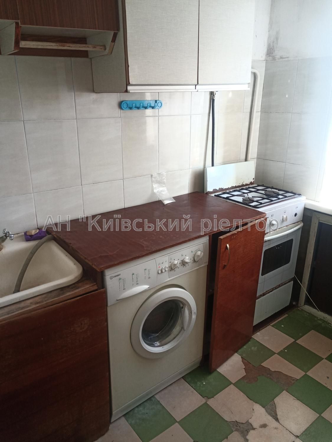 Продам недорого 1 к. квартиру біля Дарницької площі!