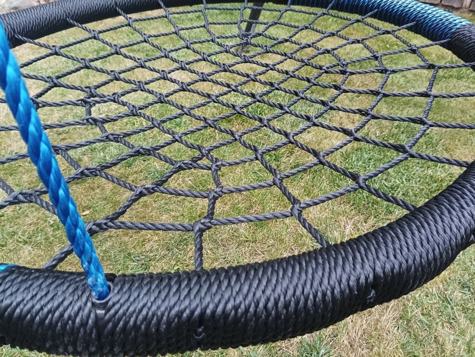 Duże bocianie gniazdo