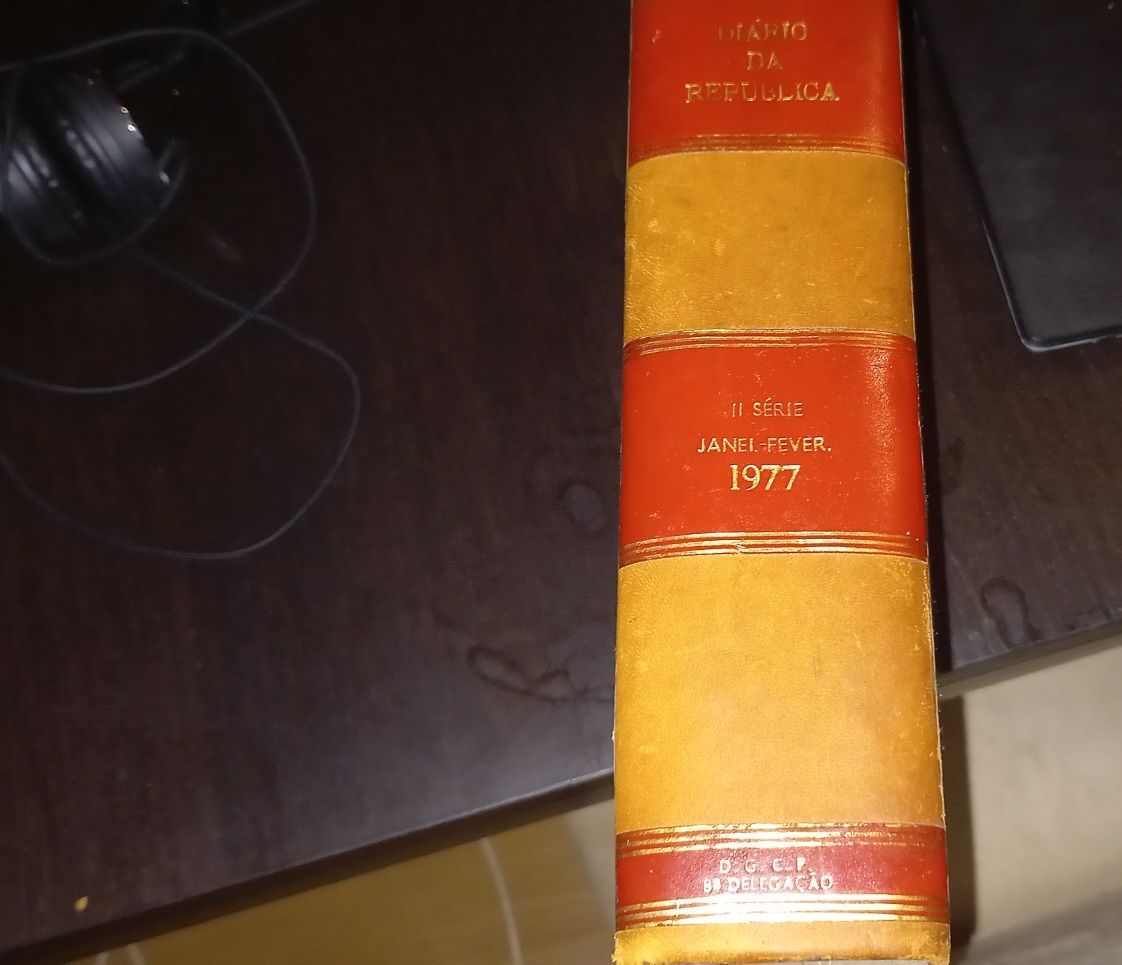 Livro Antigo Diário Républica 1977 em excelente estado