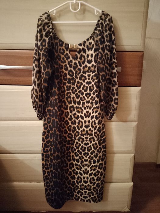 Красива сукня з леопардовим принтом