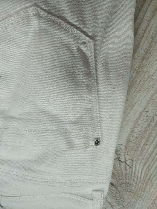 Boohoo 36 S spodnie damskie rurki skinny biale jeansy dżinsowe dziury