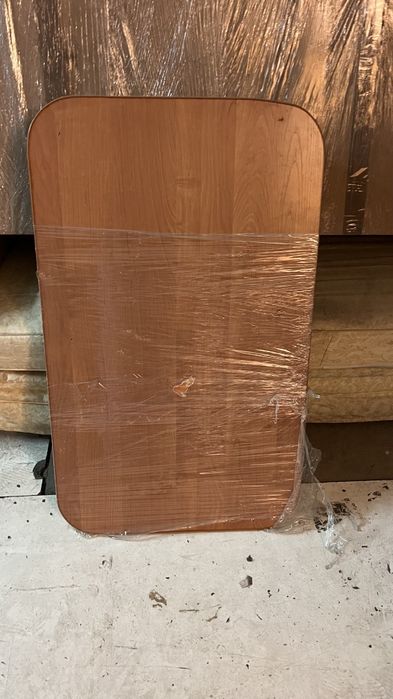 Стіл дерев'яний.