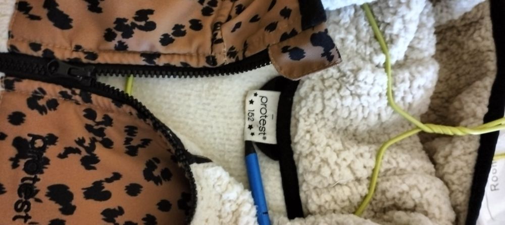 Продам кофту  теплу з капюшоном-12-13 років.