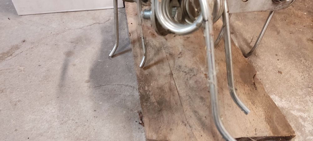 Pielnik hydrauliczny ze zbiornikiem oleju i przystawką boczną