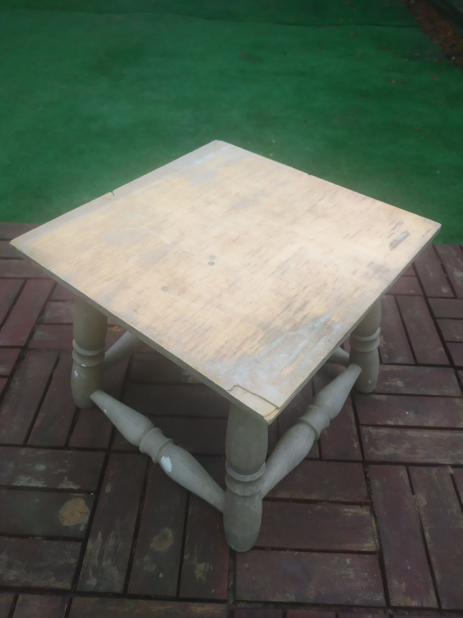 mały drewniany stołek, Ryczka do renowacji, kwietnik