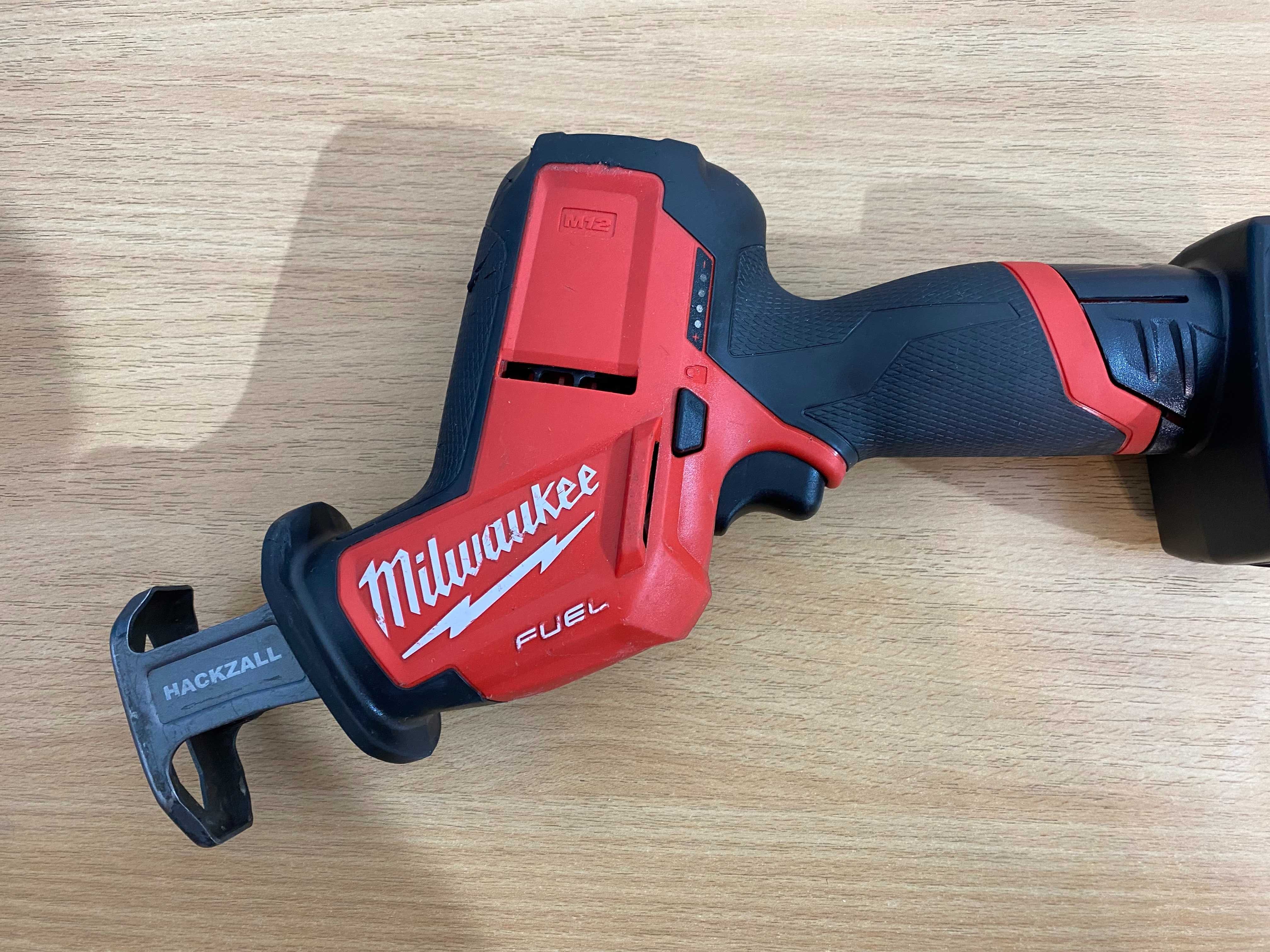 Piła szablasta akumulatorowa Milwaukee M12 CHZ + Bateria M12 6.0Ah