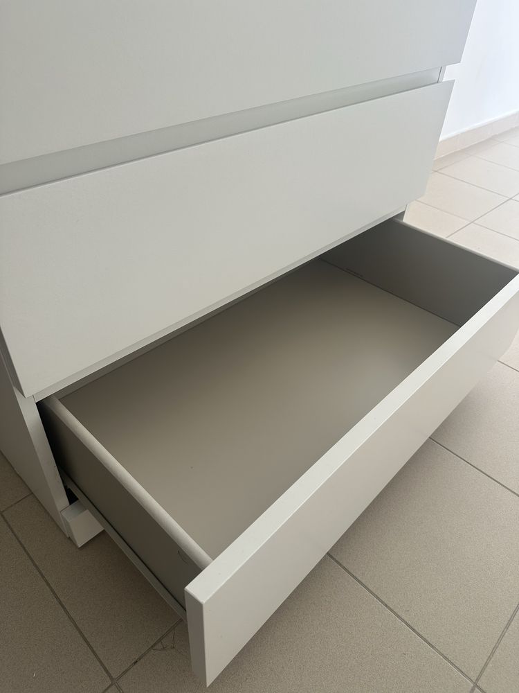 Cómoda branca com 6 gavetas da marca IKEA - Mealhada