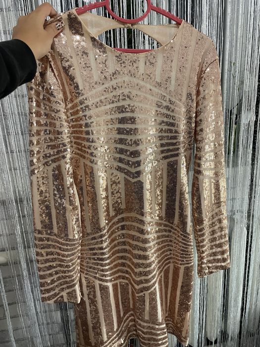 Продам платье золотое в паетках с открытой спиной