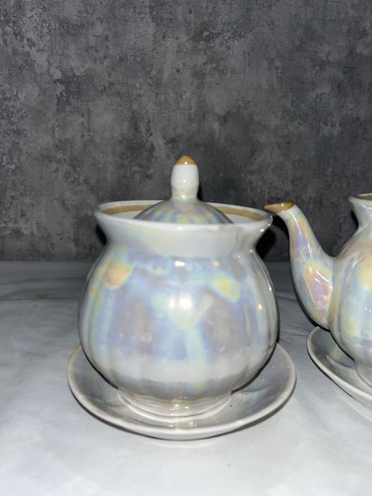 Вінтажна цукорниця та чайник з блюдцями