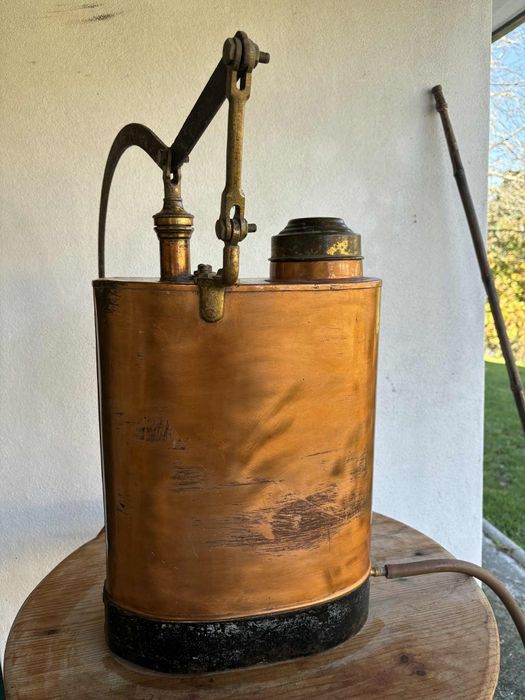 Pulverizador agrícola em cobre para colecionadores ou decoração