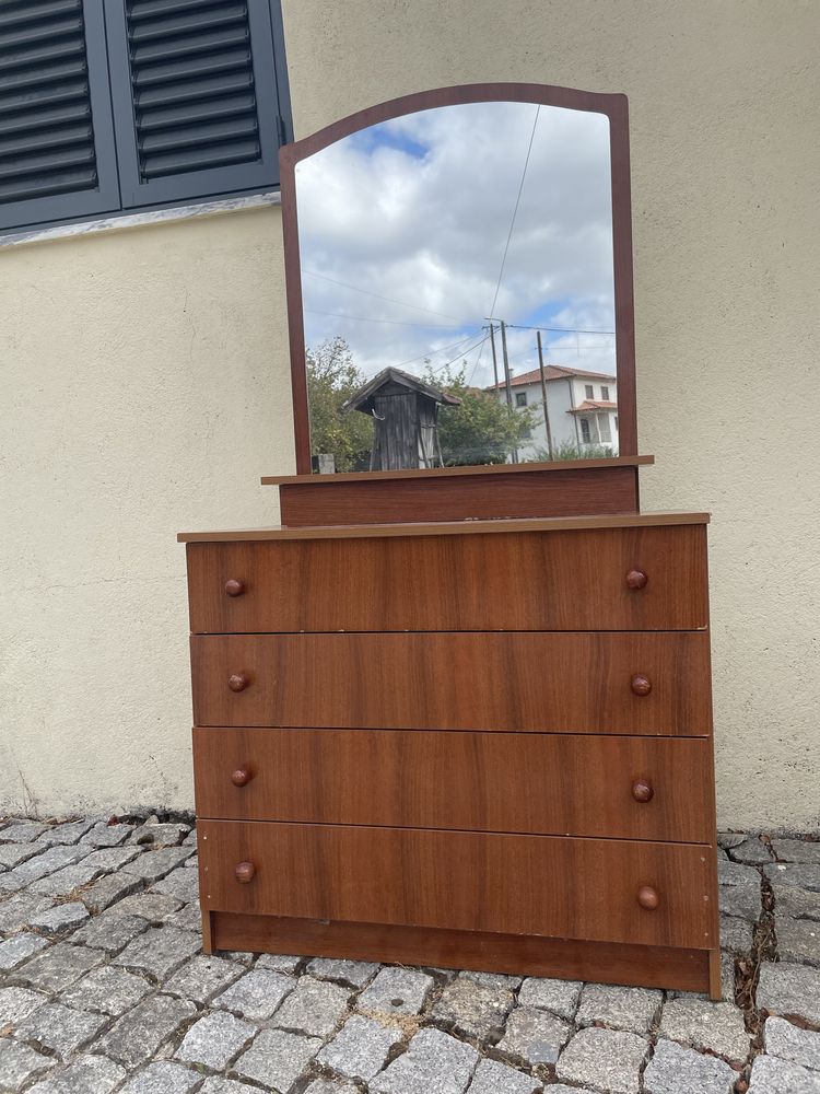 Comoda com espelho em bom estado