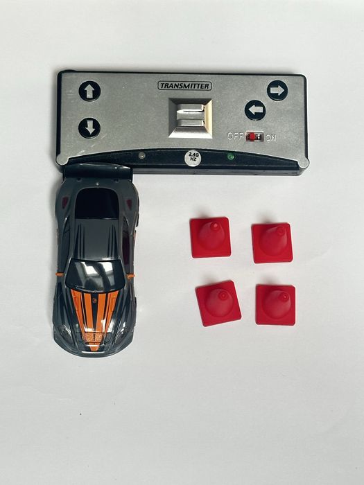 Małe auto sterowane na pilota w puszce