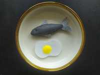 Ryba i jajo sadzone z filcu