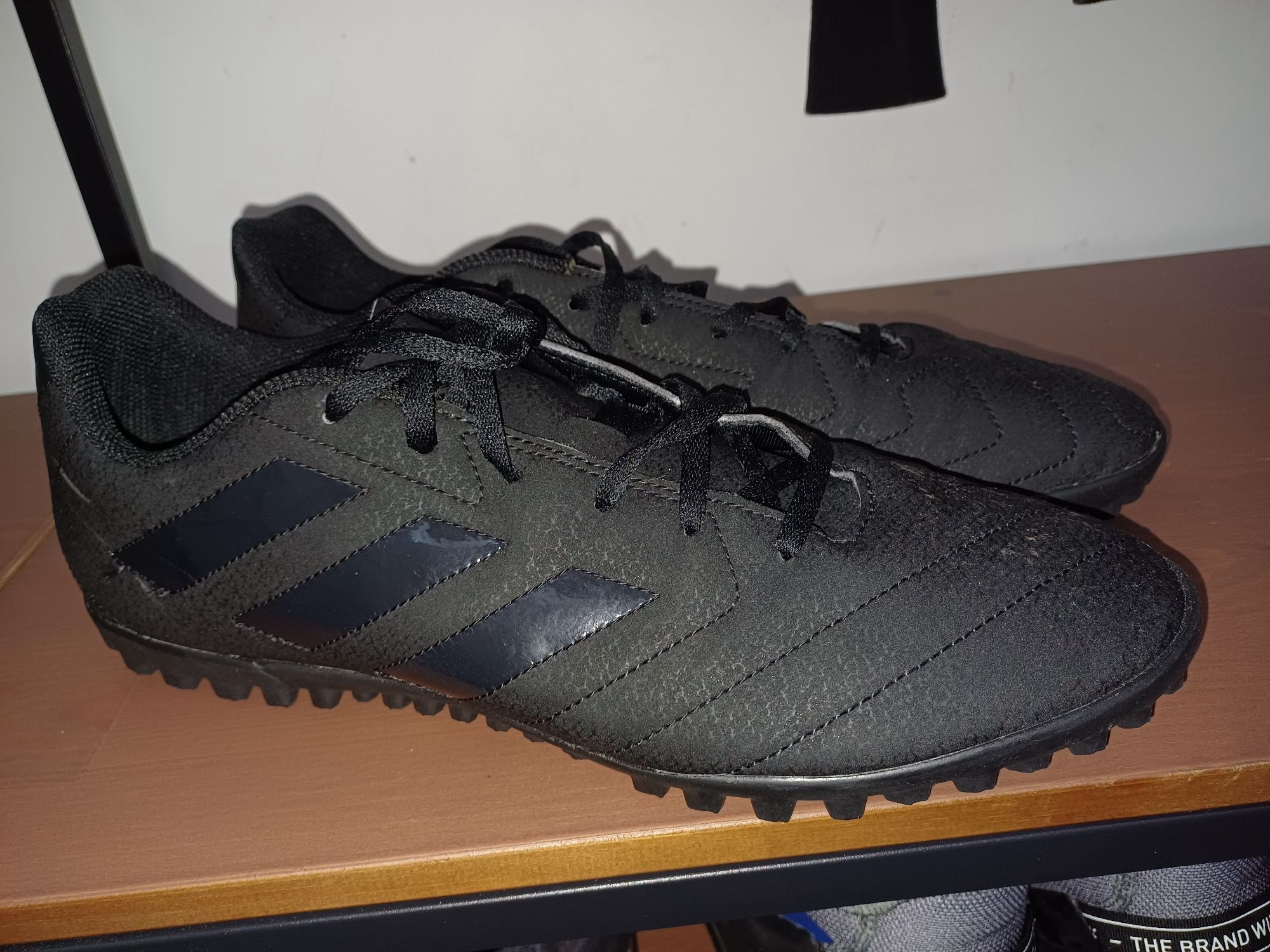 Chuteiras Adidas 47 1/3 - pretas Quase novas