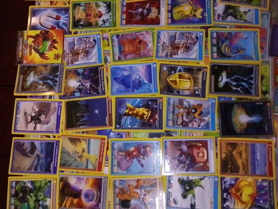 Conjunto de 180 Cartas Invizimals