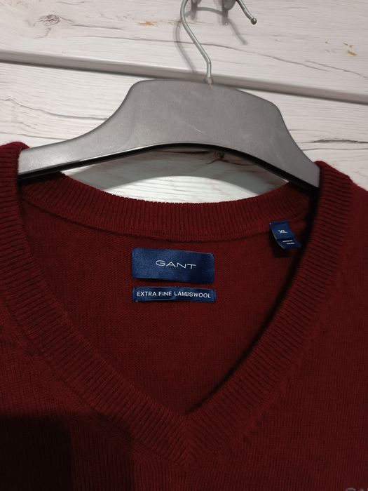 Sweter w serek Gant 100% wełna