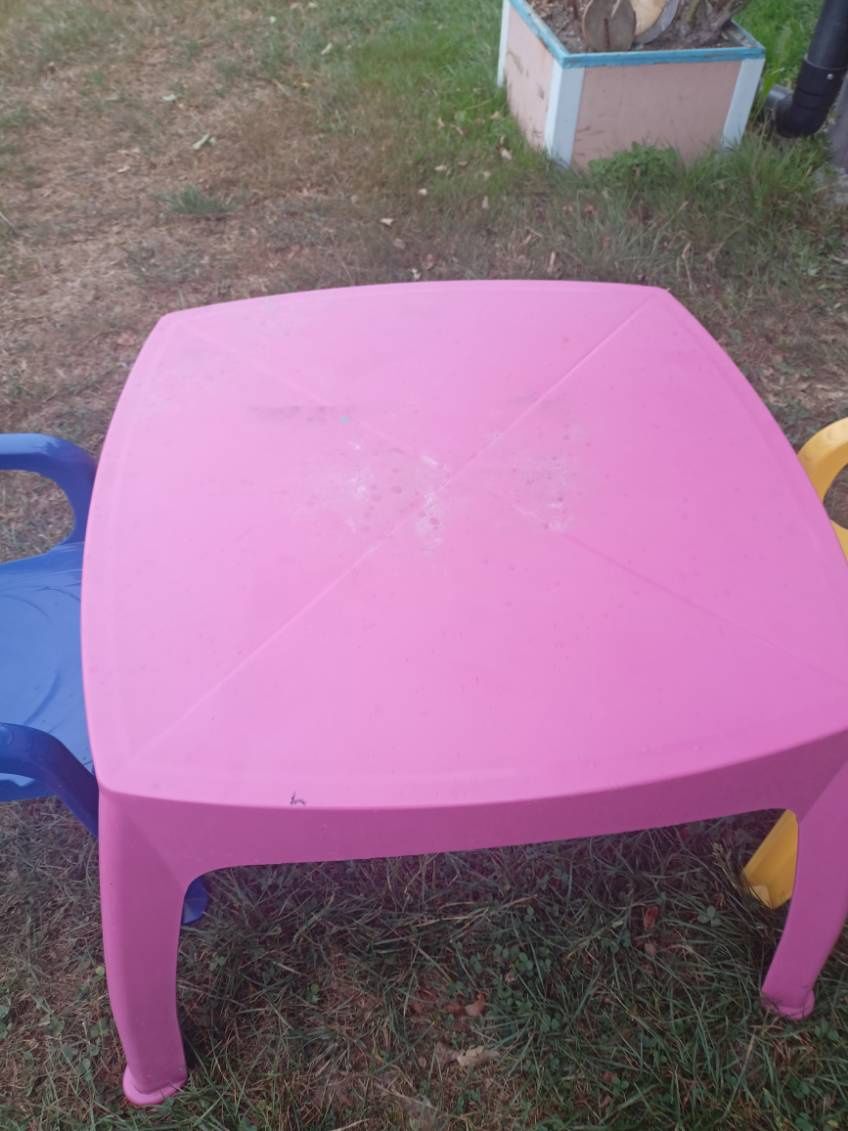 Sprzedam dwa krzesełka ze stolikiem