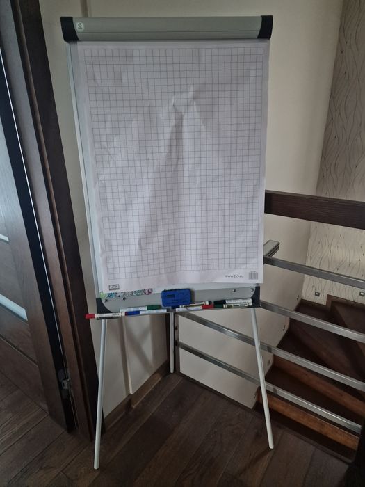 Tablica magnetyczna na markery i papier na trójnogu