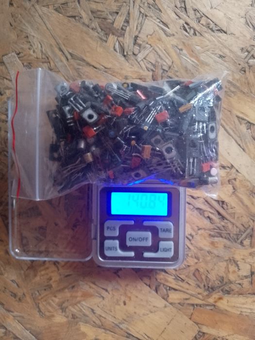 Продам советский транзисторы орієнтовно 400 штук за 122 грн вага 140 г