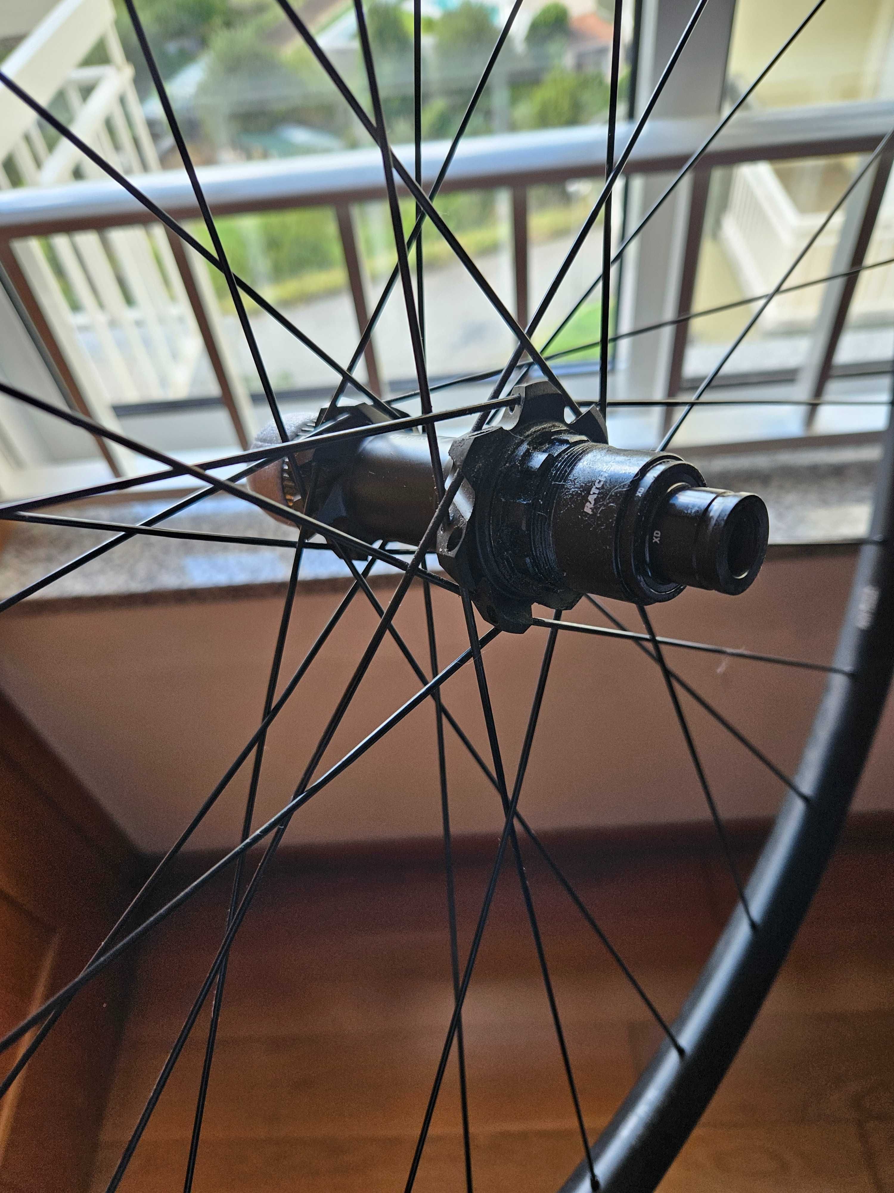 Roda traseira DT Swiss XR 1700 Spline 29 Center Lock 12/148 mm BOOST