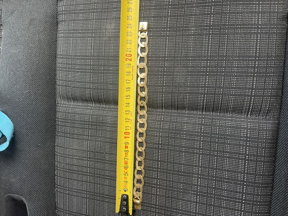 Pulseira feita de moeda antiga não preteia muito raro e maciço e resistente.