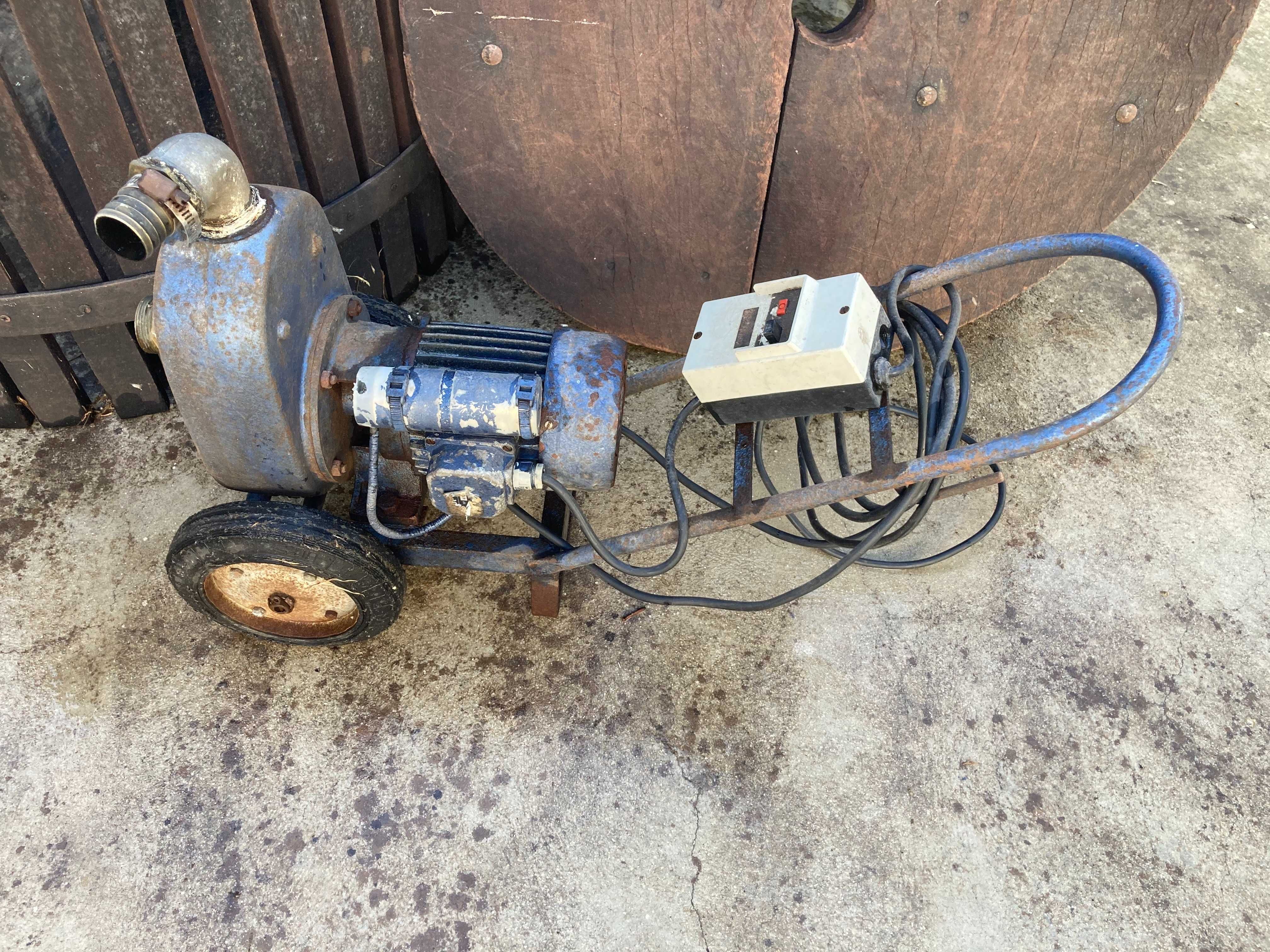 Conjunto de depositos para armazenar vinho, com prensa, esmagador