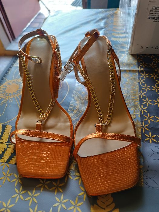 Eleganckie sandały. Nowe . Na nie powtarzalnym słupku.