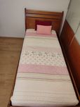 Cama em nogueira maciça.