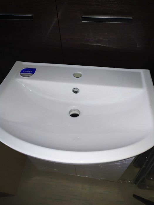 Умывальник, тумба под умывальник.