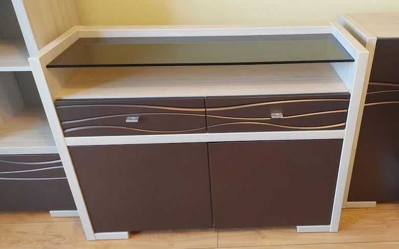 Zestaw mebli salon, komoda, witryna całkowita dł. około 4,5 m