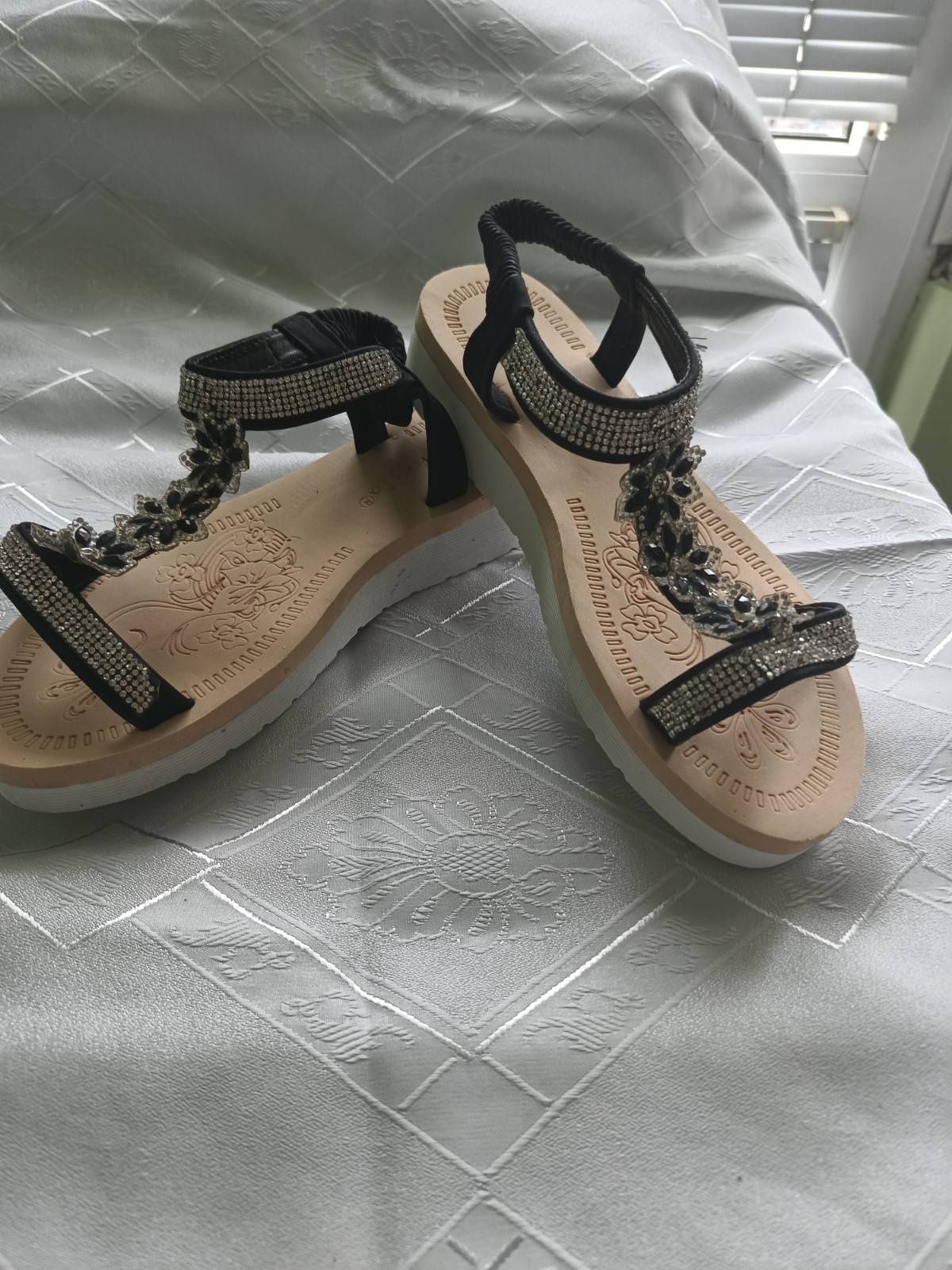 Piękne damskie sandałki z gumką Black r.38