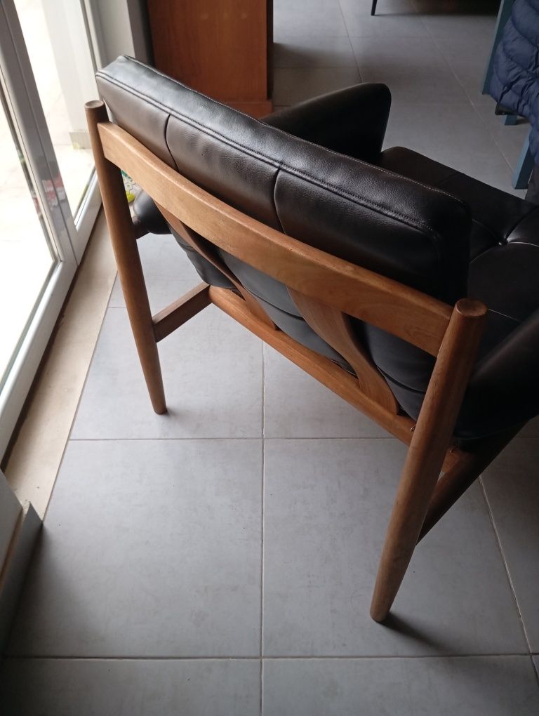 Cadeira madeira com almofadas