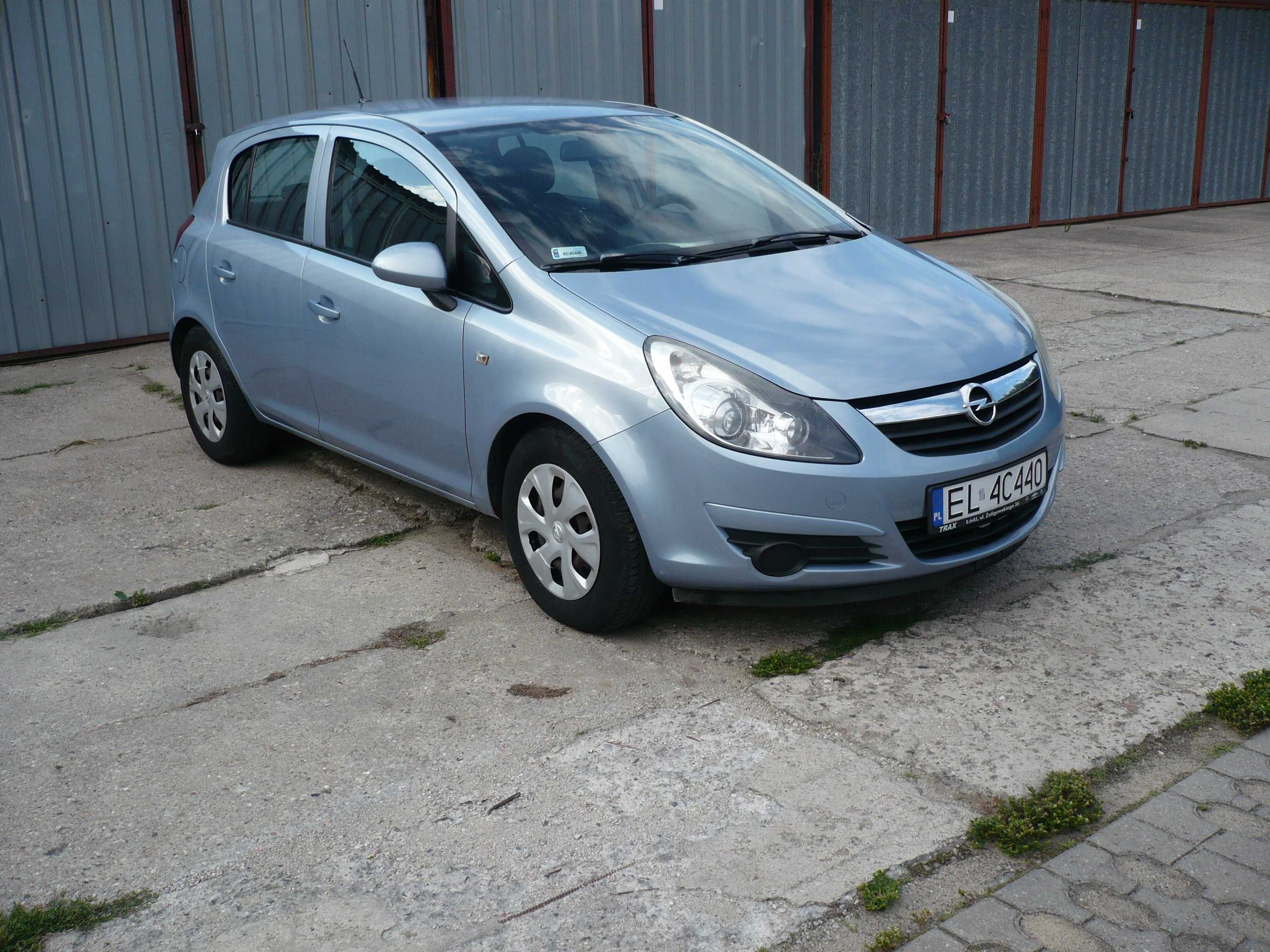 Opel Corsa D 1,4 z fabrycznym bagażnikiem na 2 rowery