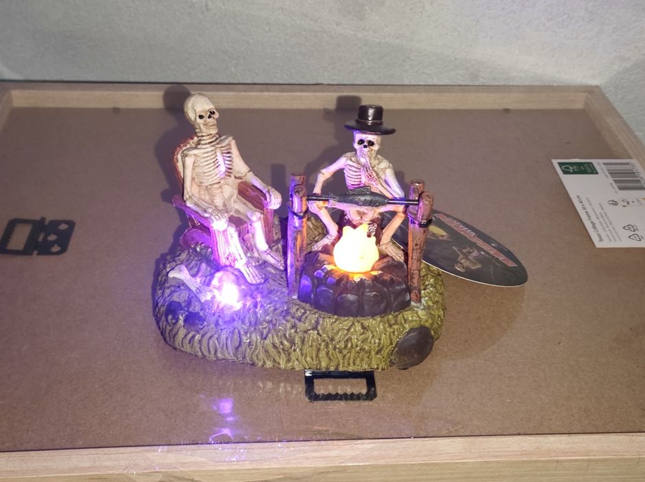 Halloween LED kościotrupy przy ognisku