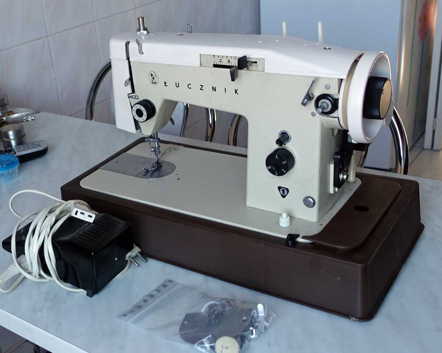 Maszyna do szycia Łucznik plus walizka