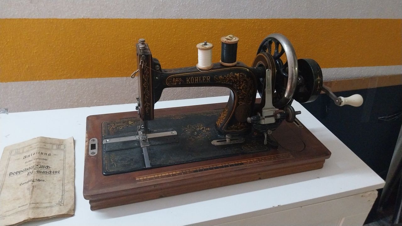 Máquina de Costura Antiga Köhler Manual – Portátil com Base de Madeira