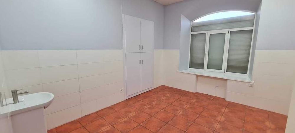 Комерційне  приміщення на жд вокзалі 215 м.кв. 100 та 115 м ка