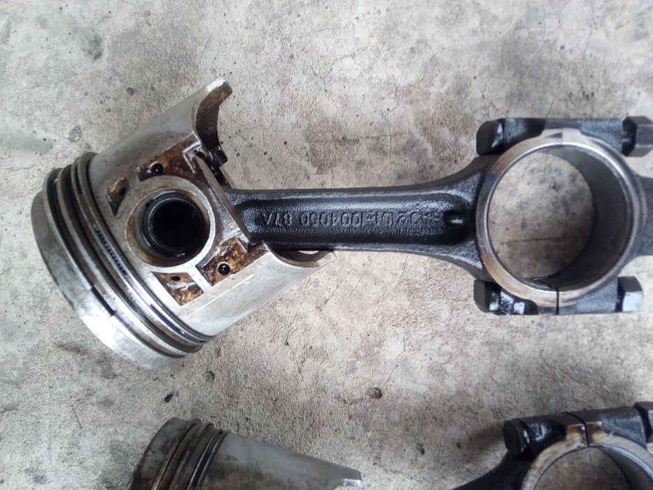 Колінвал ВАЗ 2101 , шатуни,поршні, кільця.
