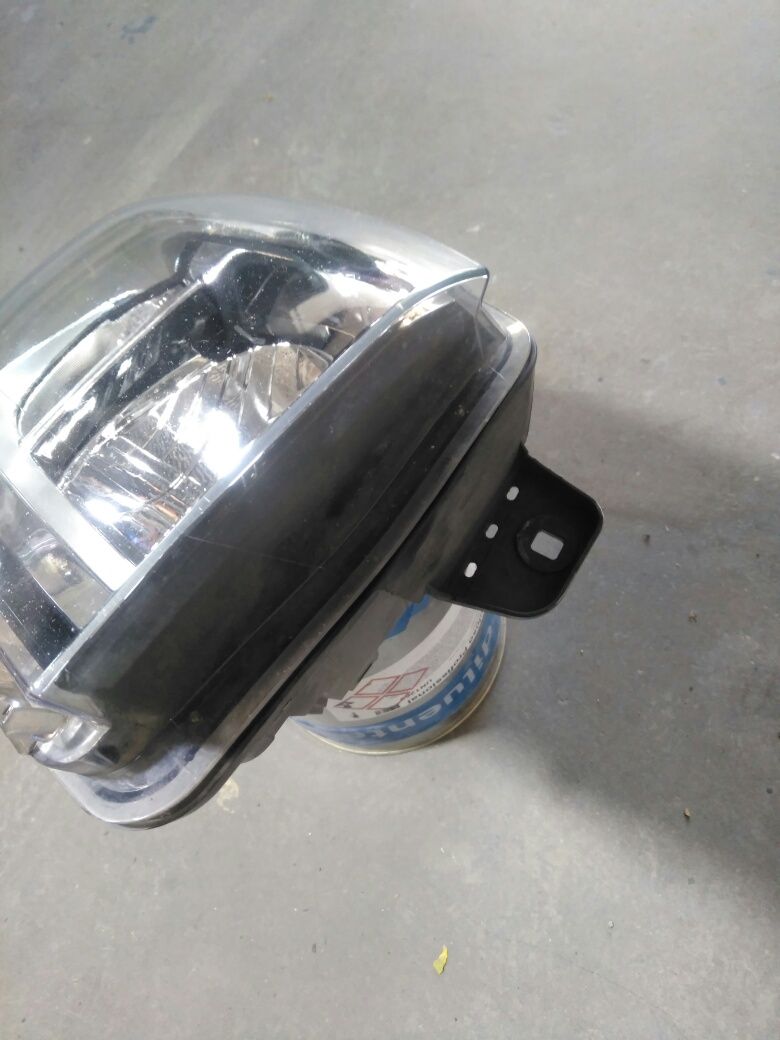 Farol direito de origem Renault Trafic 2016.