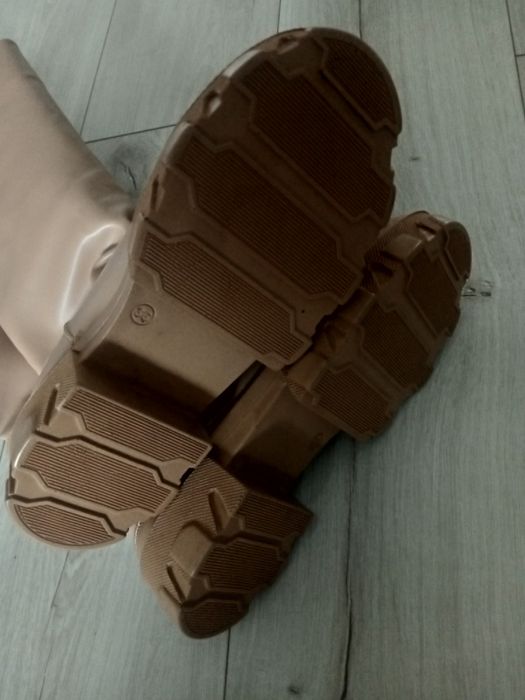 Продам новенькі світлого кольору осінній ботінки 36 розміру