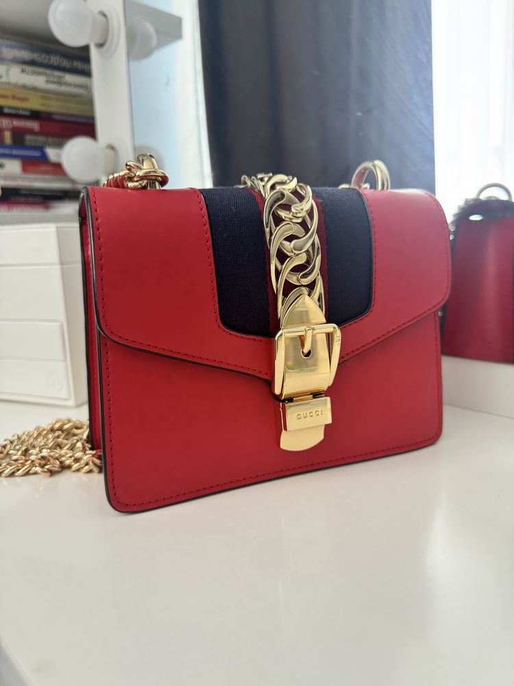 Червона сумка gucci