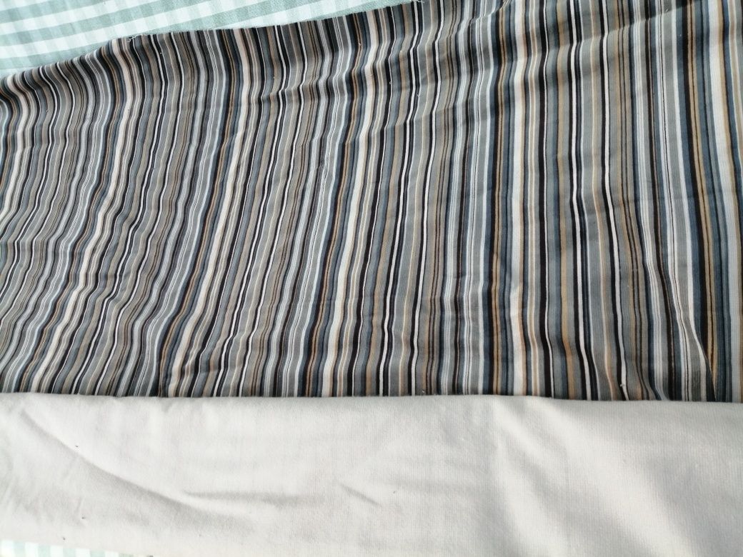 Materiał w paski.