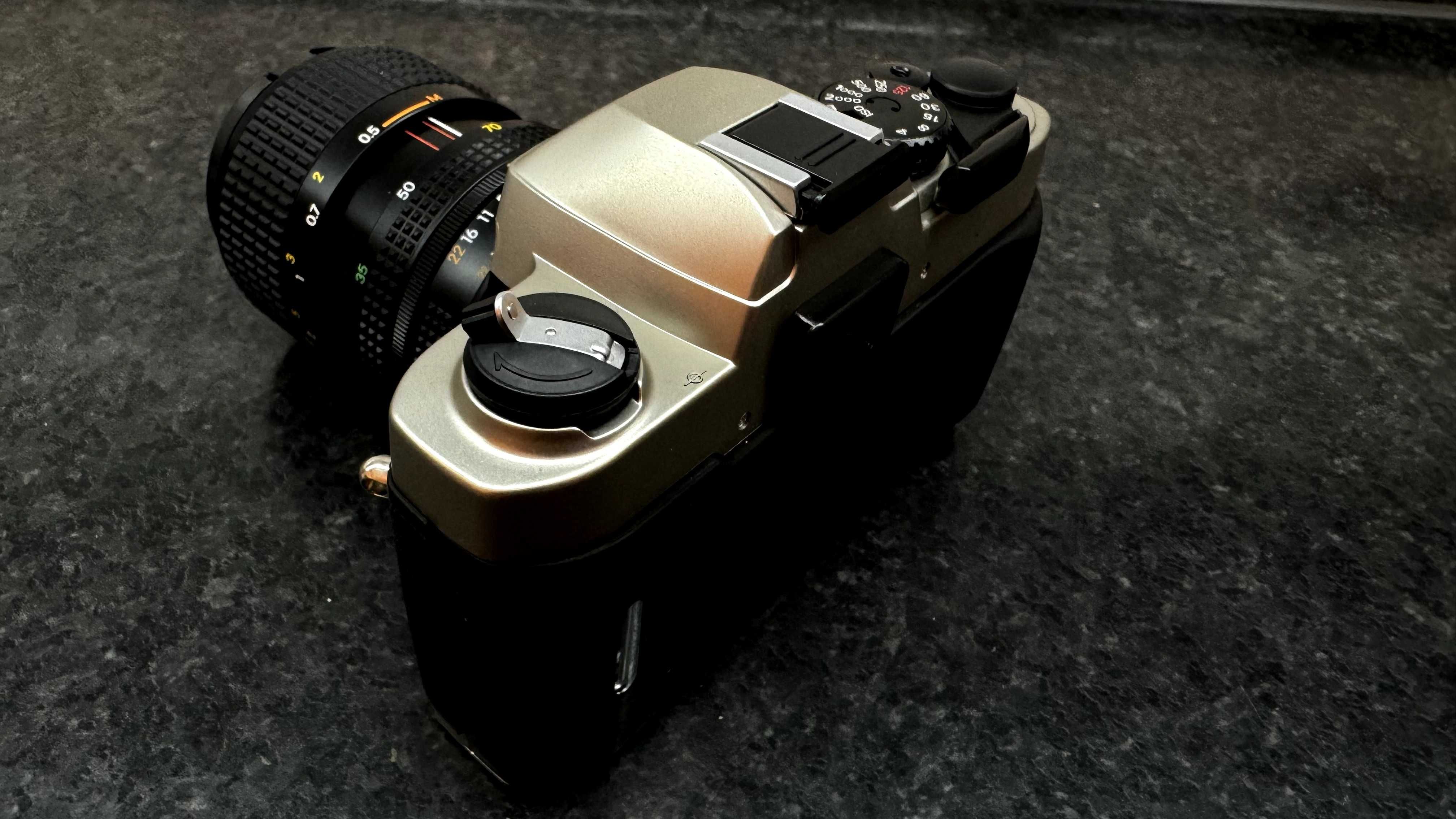 Плівкова дзеркальна камера Nikon FM10. Фотоапарат Nikon