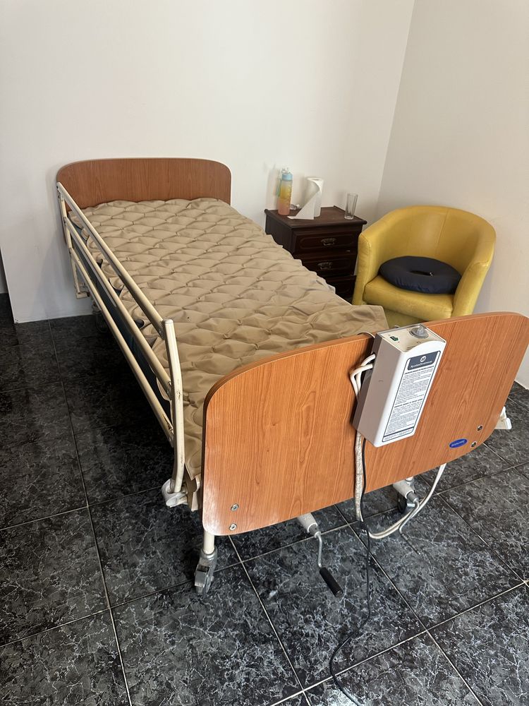 Vende se cama articulada manual
