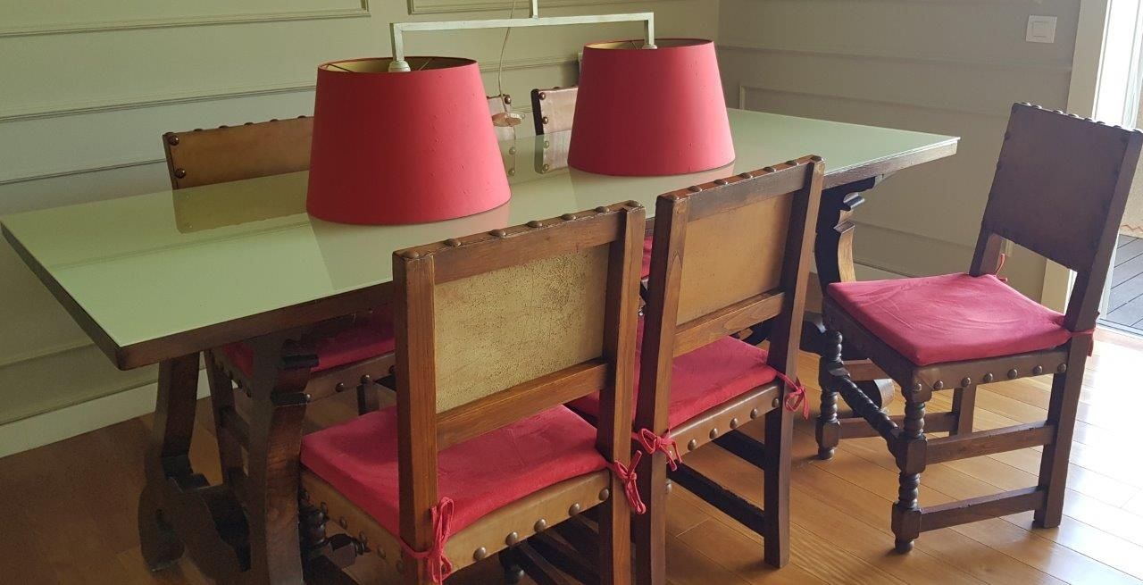Mesa de Jantar com 8 cadeiras couro e candeeiro
